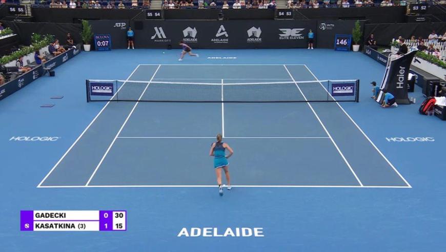 上表现得极 上表现得极